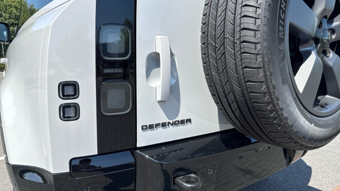 Land Rover Defender 3.0 D250 X-Dynamic SE 90 3dr Auto Diesel Estate - Image 19